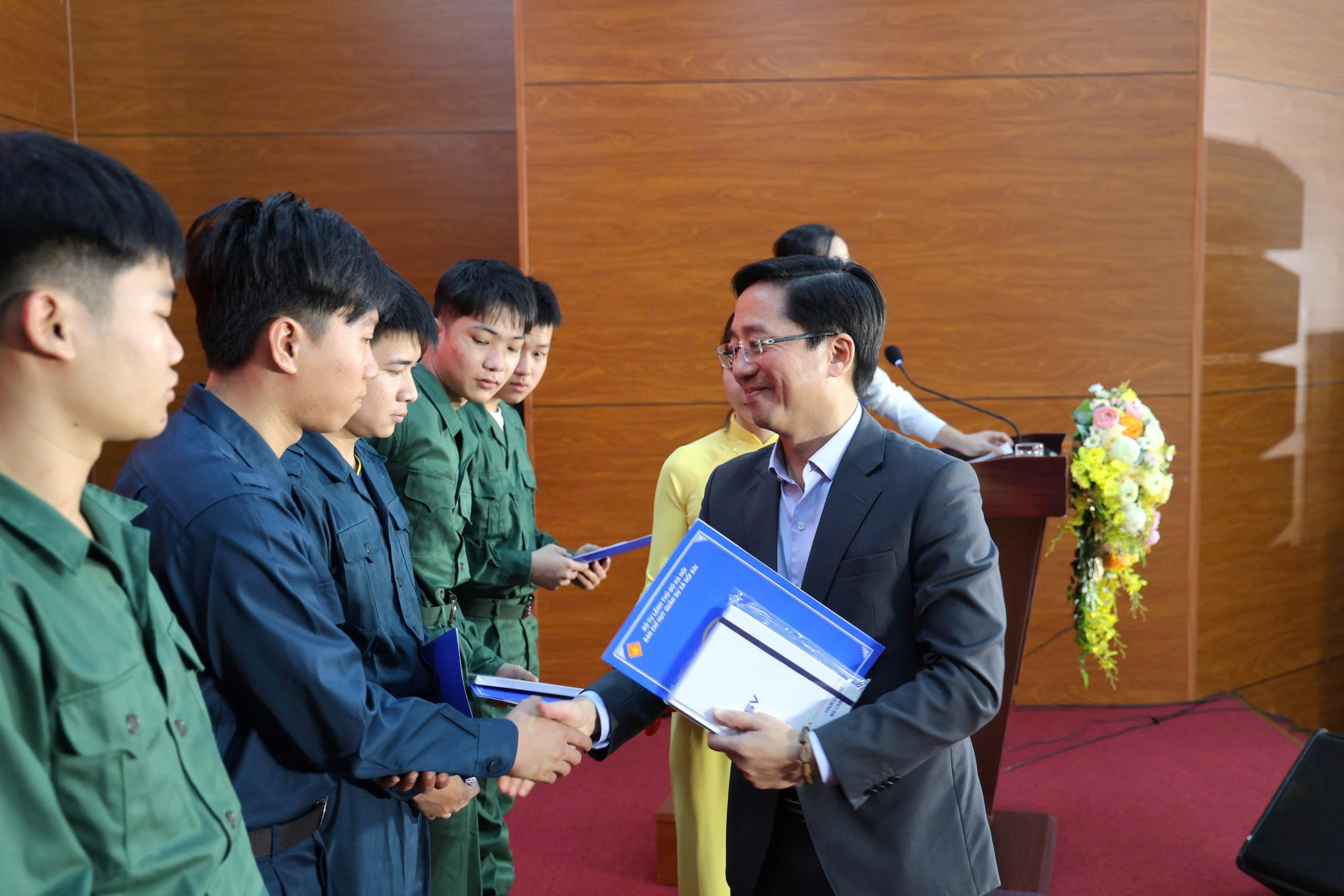 ACSV TẶNG QUÀ ĐẦU XUÂN CHO TÂN BINH NHẬP NGŨ TẠI XÃ NỘI BÀI